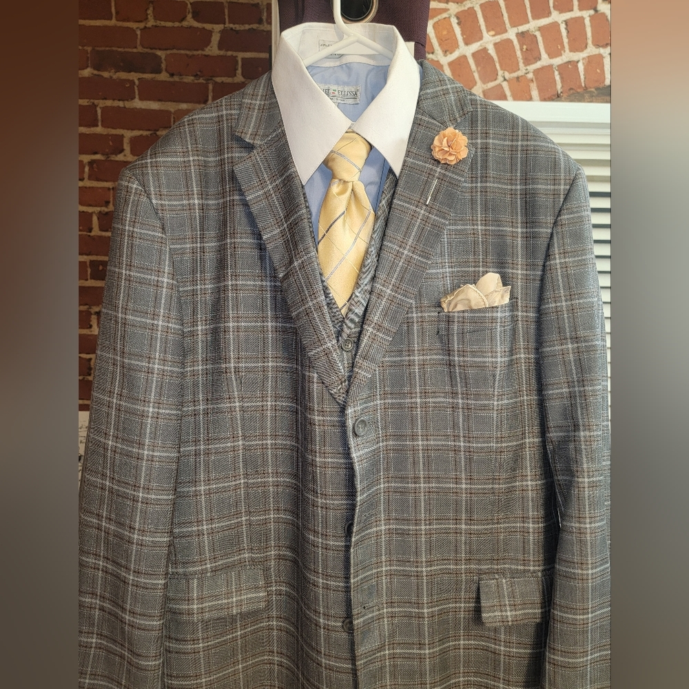 Size 48R 3 Piece Window Pane Suit with accessories.